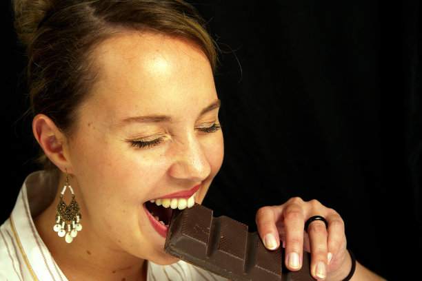 吃巧克力图片下载