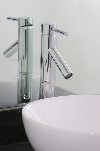 浴室的水槽和水龙头图片下载