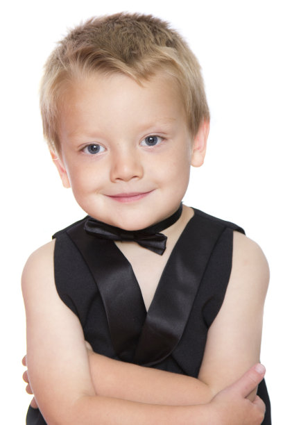 男孩高兴地微笑图片下载