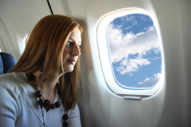 年轻女孩在度假航班上图片下载