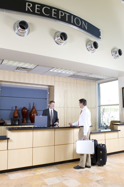 商人在前台登记入住图片下载