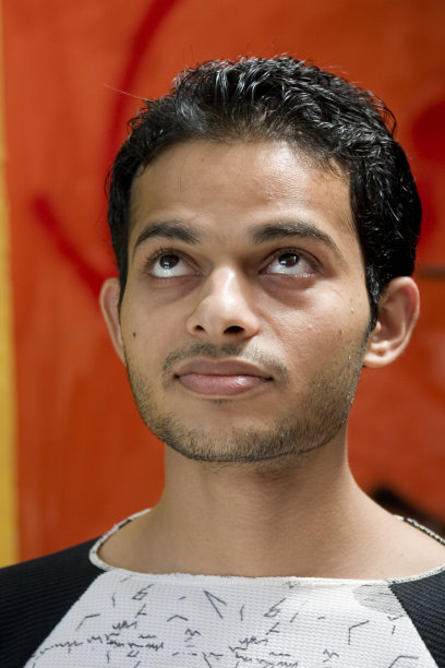 一位向上看的印度亚洲成年男性青年竖版照片图片下载