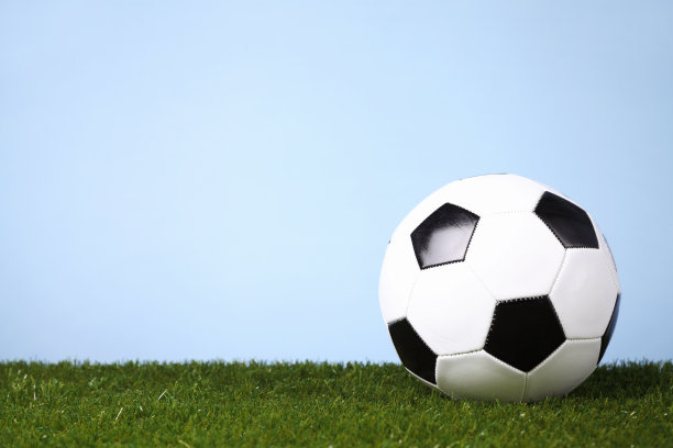 在草地上踢足球图片下载