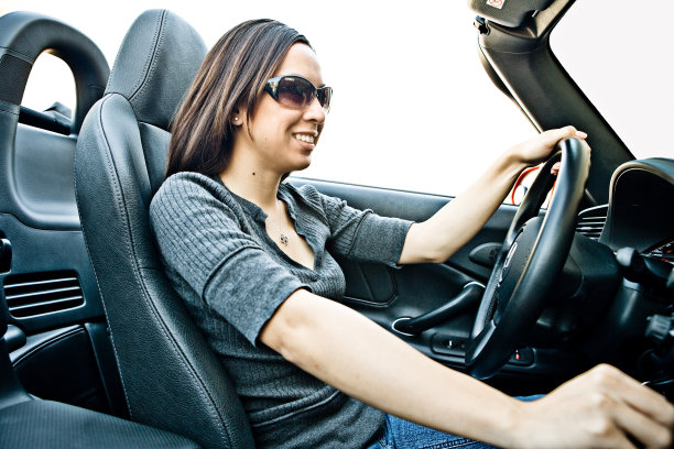 女性驾驶敞篷跑车图片下载