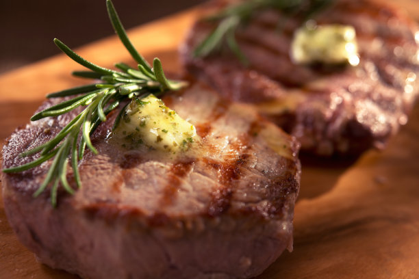 烤牛肉配迷迭香和融化的黄油图片下载