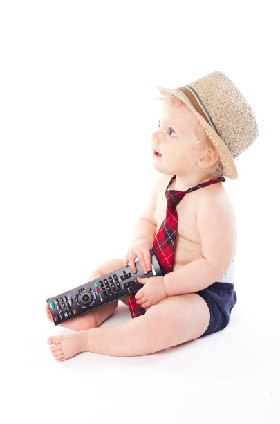 有遥控器的小男孩图片下载