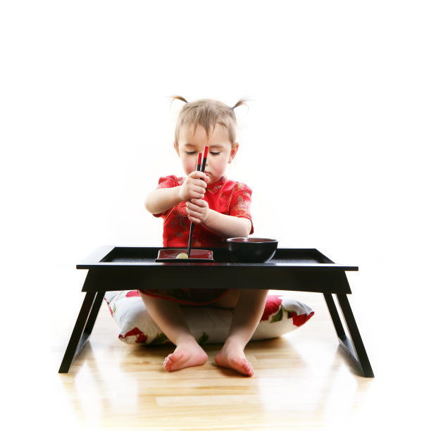 小女孩吃着日式葡萄图片下载