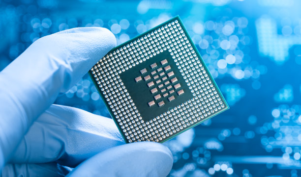 戴着手套的手拿着电脑芯片图片下载