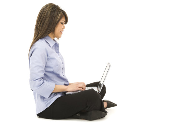 年轻职业女性坐在笔记本电脑前图片下载