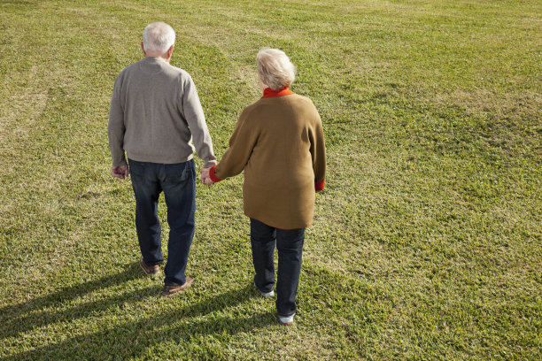 老年夫妇牵手图片下载