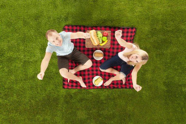 一对夫妇在公园野餐图片下载