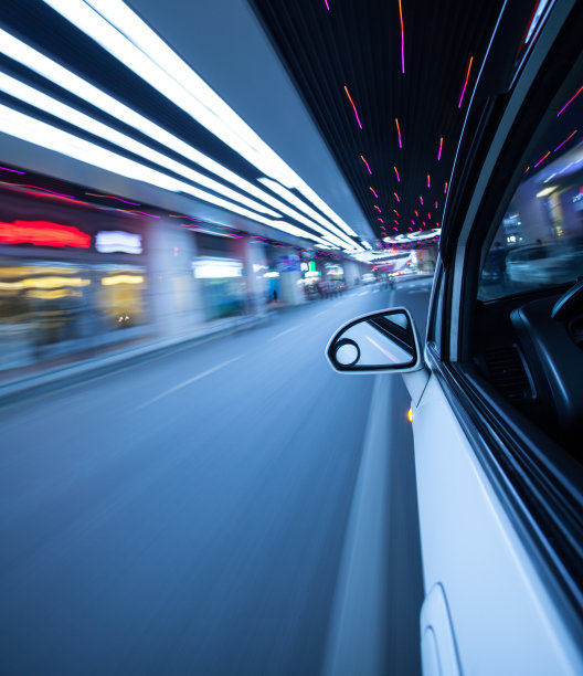 夜间在城市中行驶图片下载