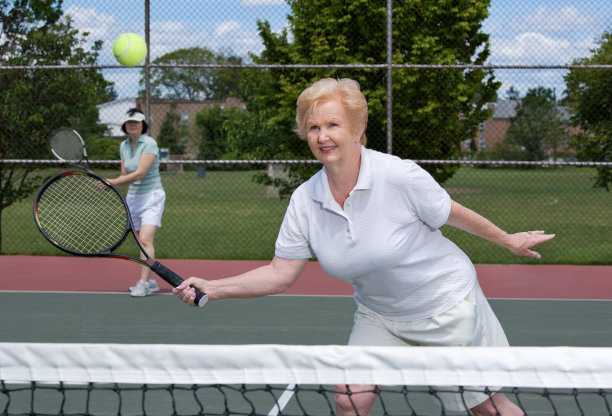 资深女子打双打网球图片下载