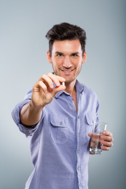 拿着药丸的男人图片下载