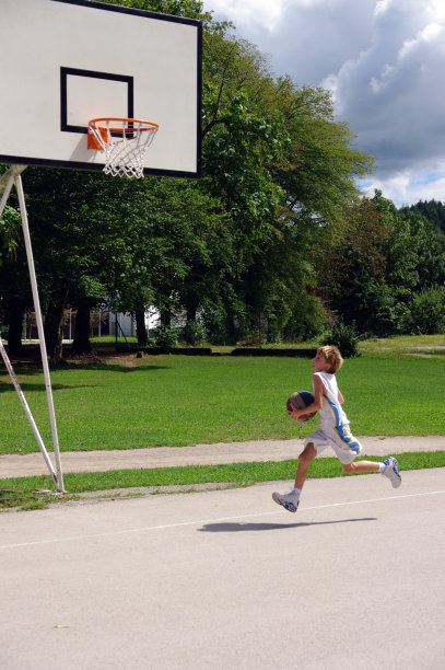 男孩打篮球图片下载