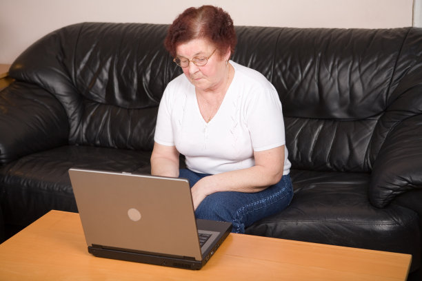 使用笔记本电脑工作的老年人图片下载