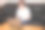 使用笔记本电脑工作的老年人图片下载