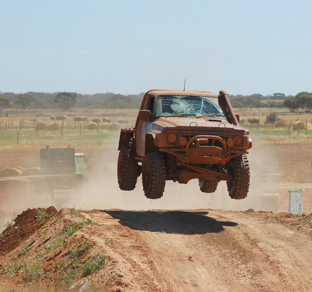 4 x4越野车比赛图片下载