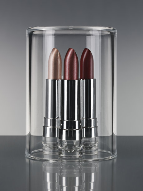 三支密封在有机玻璃下的口红图片下载