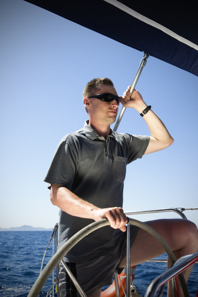 快乐的船长驾驶着帆船图片下载