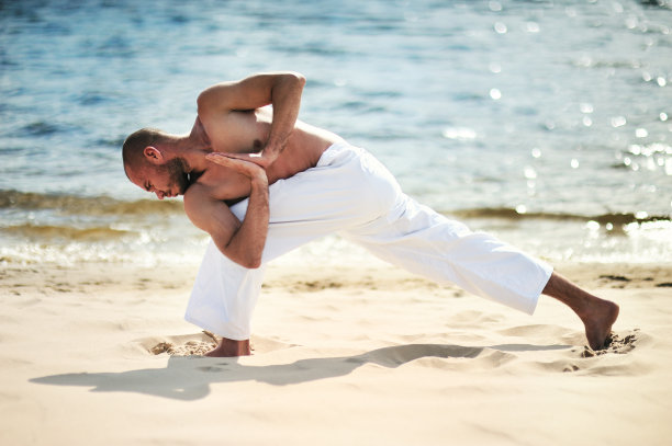 瑜伽锻炼(海滩)图片下载