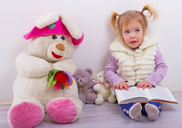 小女孩在看书。图片下载