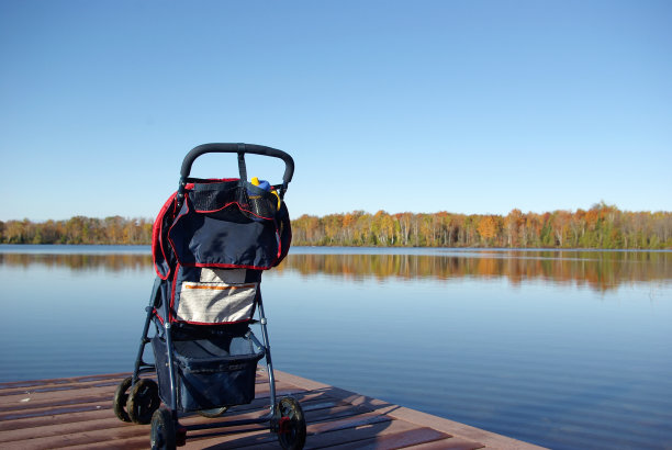 码头上的婴儿车图片下载