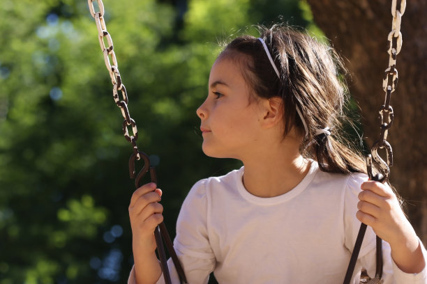荡秋千的女孩图片下载