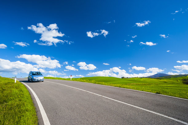 一辆汽车穿过托斯卡纳的乡村公路图片下载