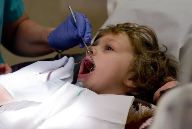 牙医诊所的小男孩图片下载