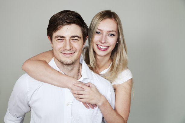 快乐的年轻夫妇图片下载