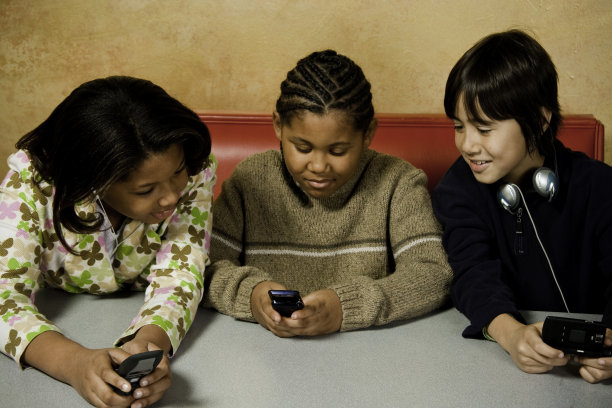 一群分享短信的孩子图片下载