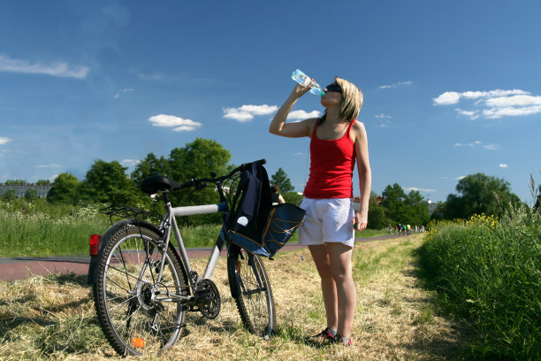 在自行车道上喝水图片下载