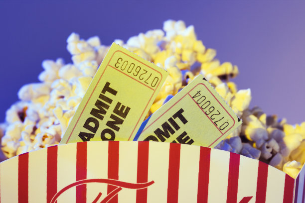 电影票根和爆米花零食的娱乐约会之夜图片下载