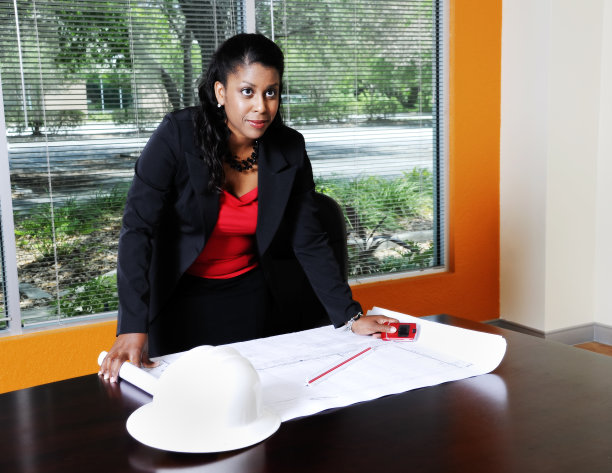 非裔美国女商人在办公室里有施工计划图片下载