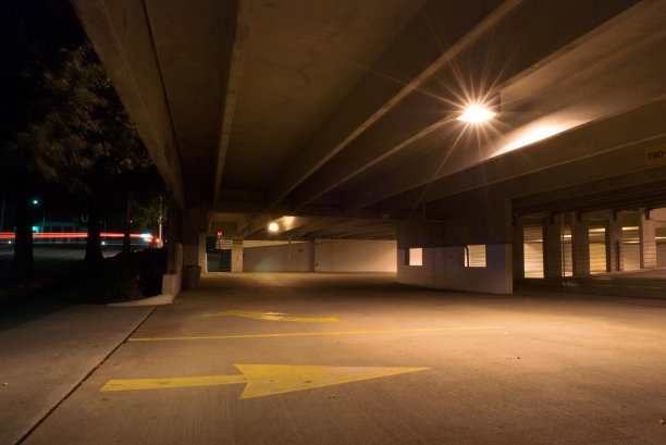 晚上空着的停车场图片下载