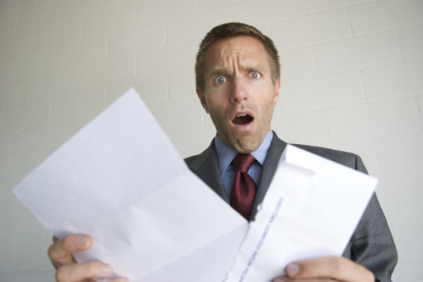 年轻商人以震惊的表情写的公开信图片下载