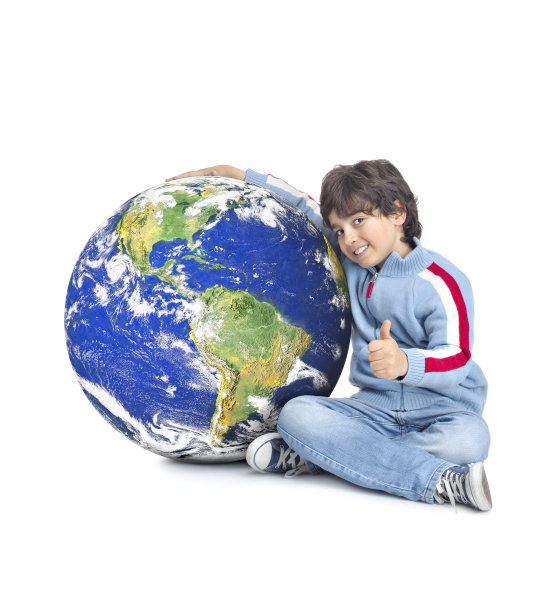 用他的手臂护着地球的男孩图片下载