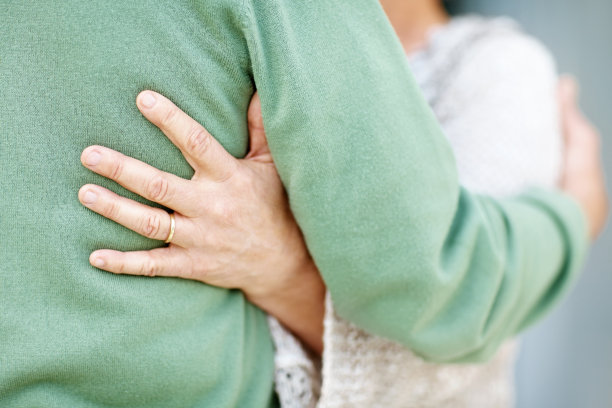 这是一对成熟的情侣互相拥抱的照片图片下载