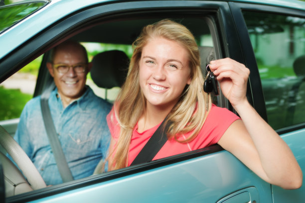 少年司机得到第一辆车，与乘客家长拿着钥匙图片下载
