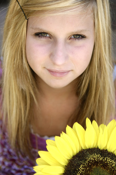 青少年和向日葵图片下载