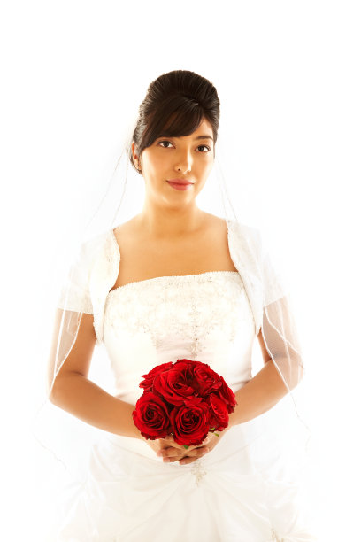 穿着婚纱的漂亮女人看着镜头图片下载