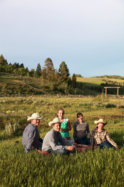 美国西部的一个家庭在夏天的蒙大拿草地上野餐图片下载
