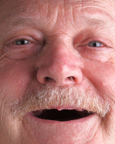 老人无牙微笑图片下载