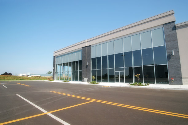 空置的商业大楼和停车场图片下载