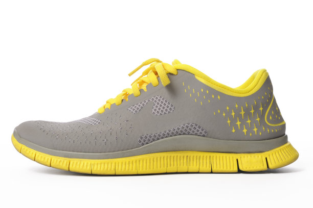 孤立的黄色运动鞋在白色的背景图片下载
