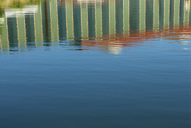 废弃的建筑反映了图片下载