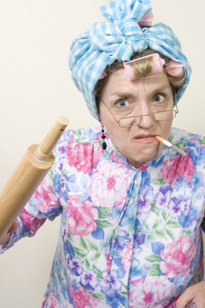 拿着擀面杖吸烟的老太太图片下载