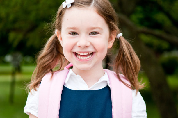 快乐的小女孩第一天上学图片下载