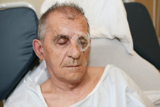 眼部手术后休息图片下载